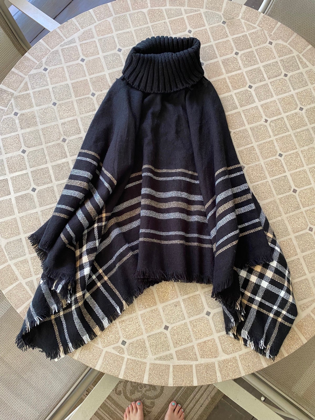 TAHARI poncho