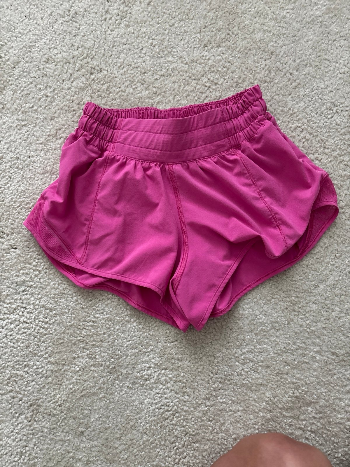 Lululemon hotty hots sonic pink size 0 2.5 inch