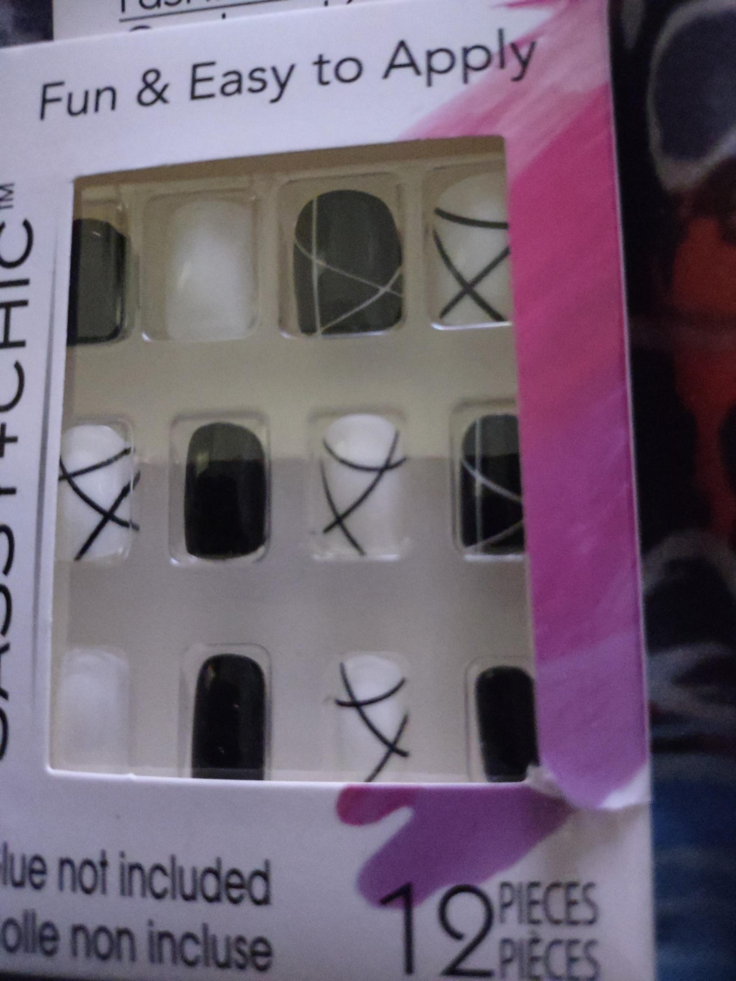 Blk & Wht design nails