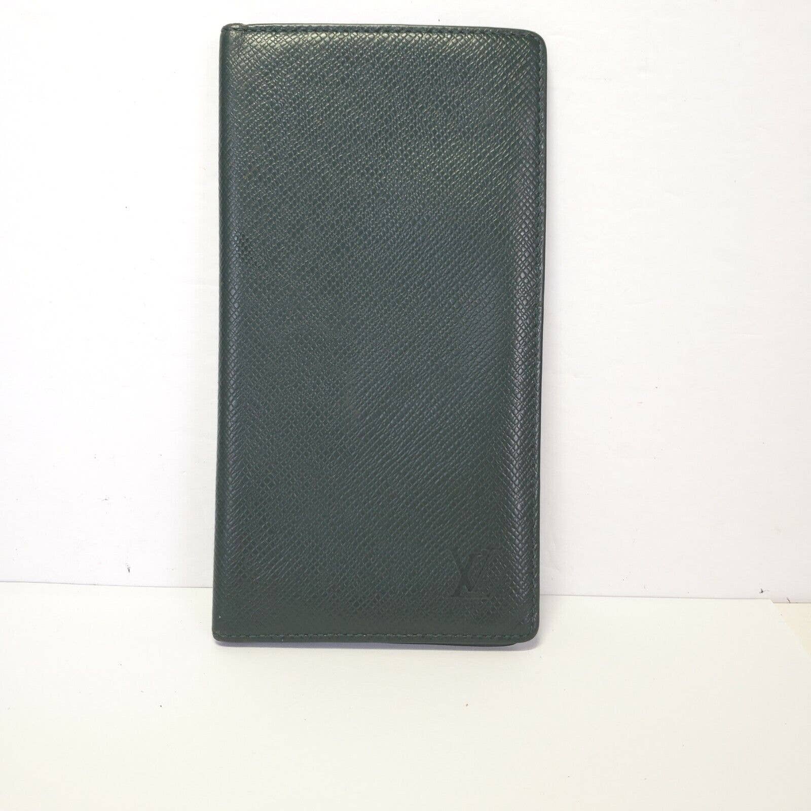 Louis Vuitton Taiga Epicea Cartes Crédit Wallet Long Card Holder Green Leather