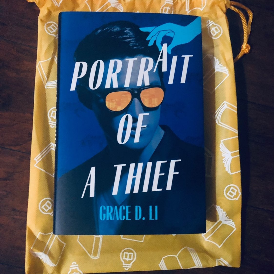 Illumicrate Exclusive Signed Portrait Of A Thief With Sprayed Edges