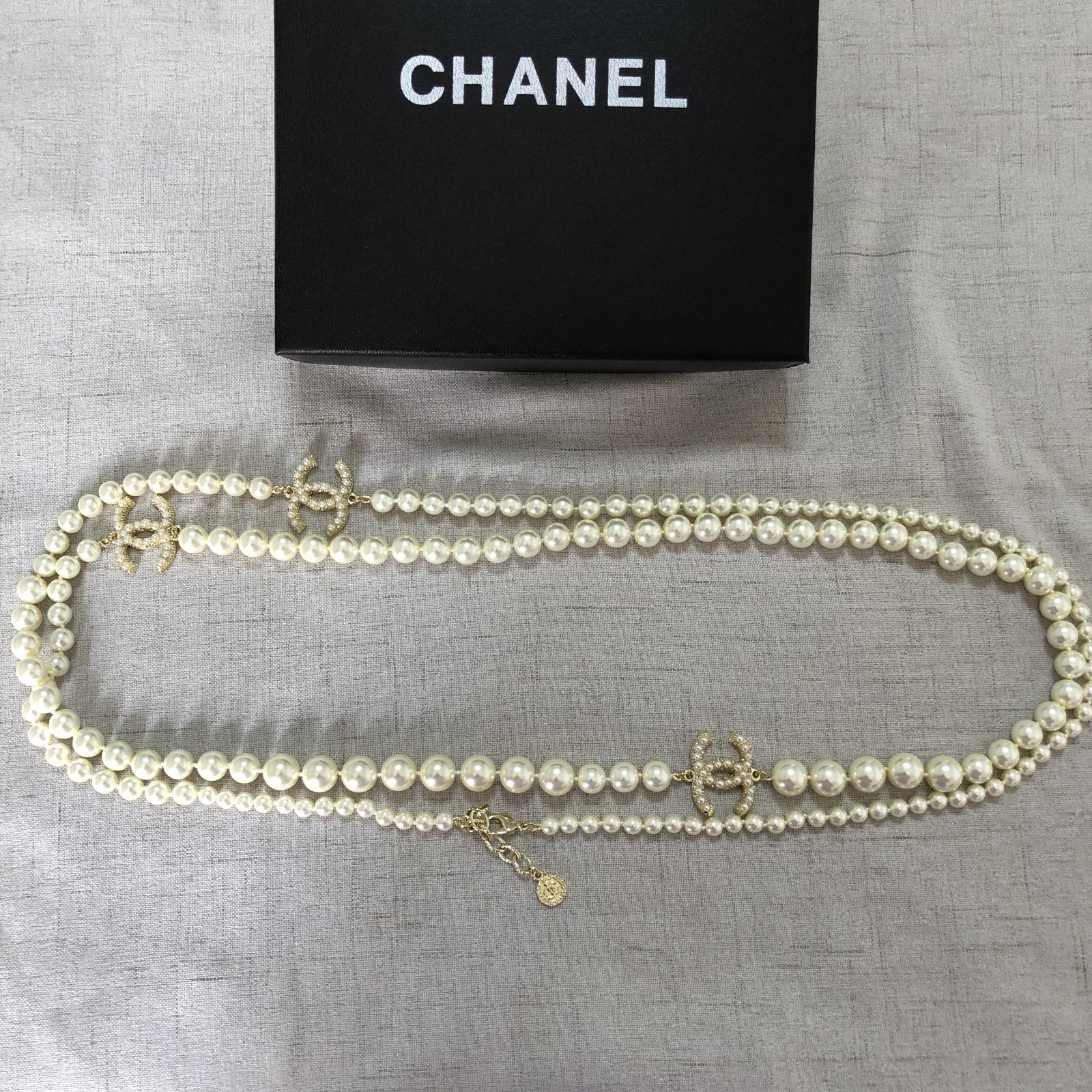 CC Ladies sweater chain/necklace with diamonds and pearl