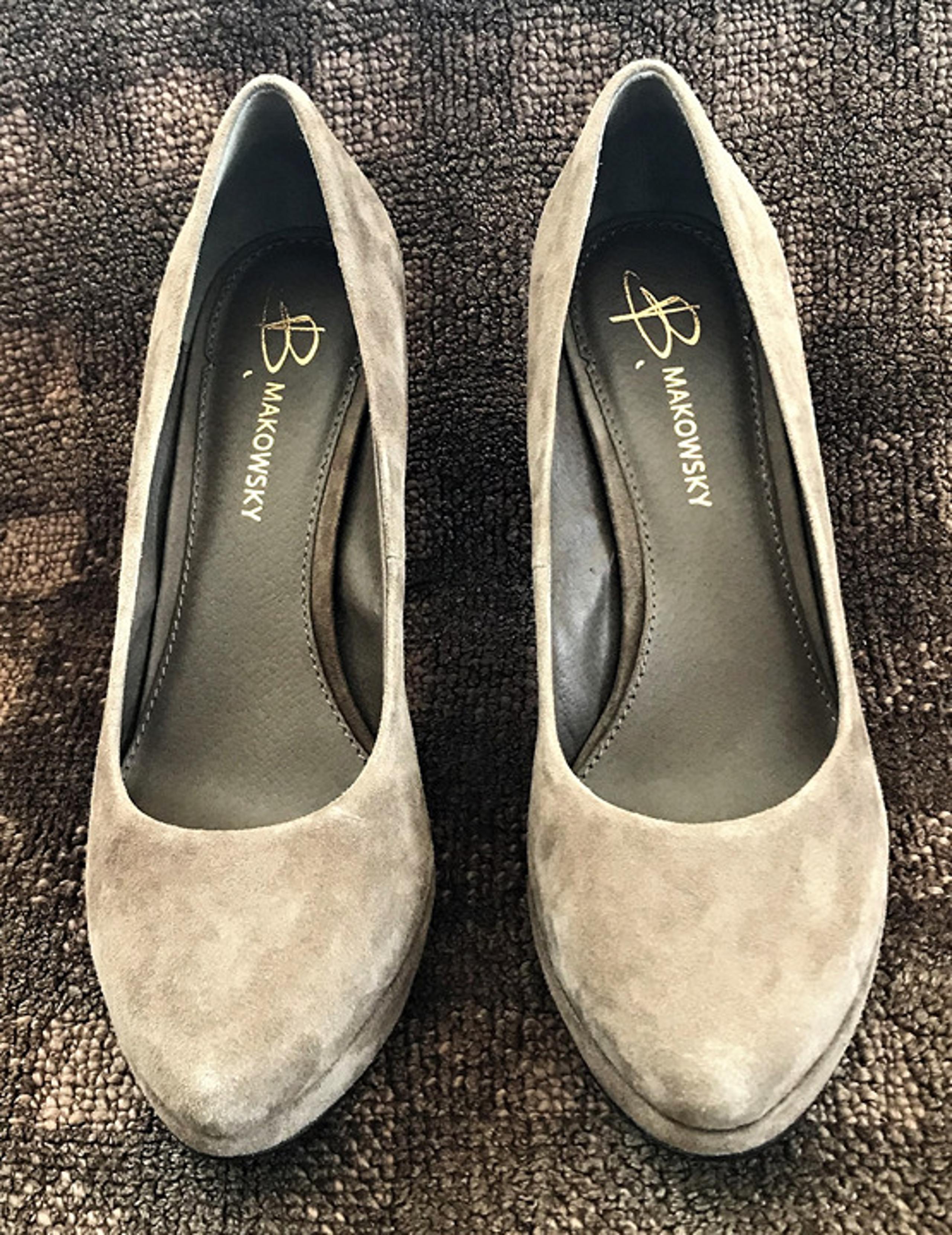 NEW B Makowsky Neutral Taupe Suede Leather High Heel Pumps 7.5