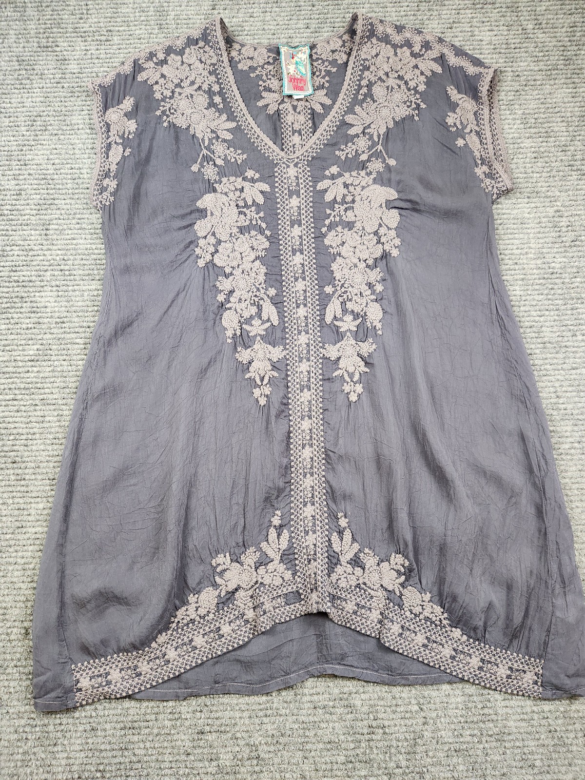 Johnny Was Graphite Heidi Tonal Embroided V-Neck Tunic Women’s Size Small Boho