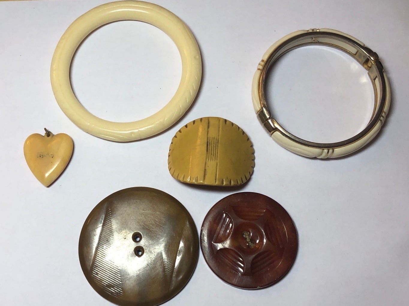 Vintage bakelite lot 1950s bangles buttons pendets and shoe clip old plastics