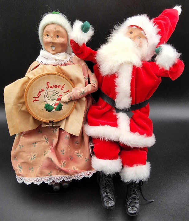1995 Byers' Choice Santa & Mrs. Claus with Needlepoint Sitting on a Bench