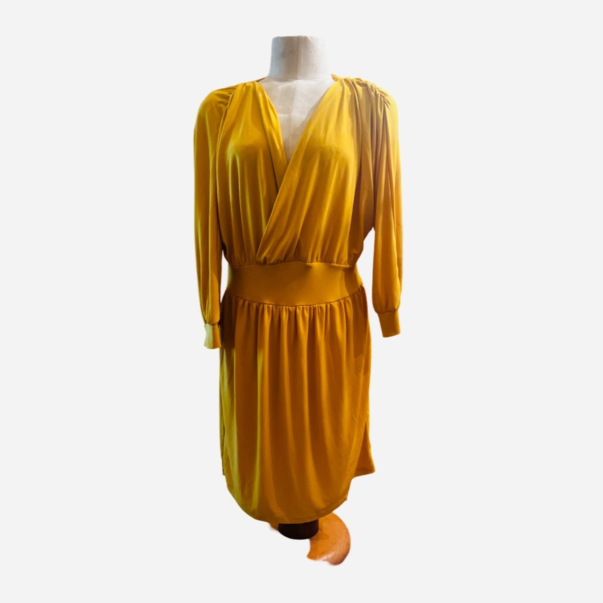 Beautiful yellow dress with comfortable flowing material.