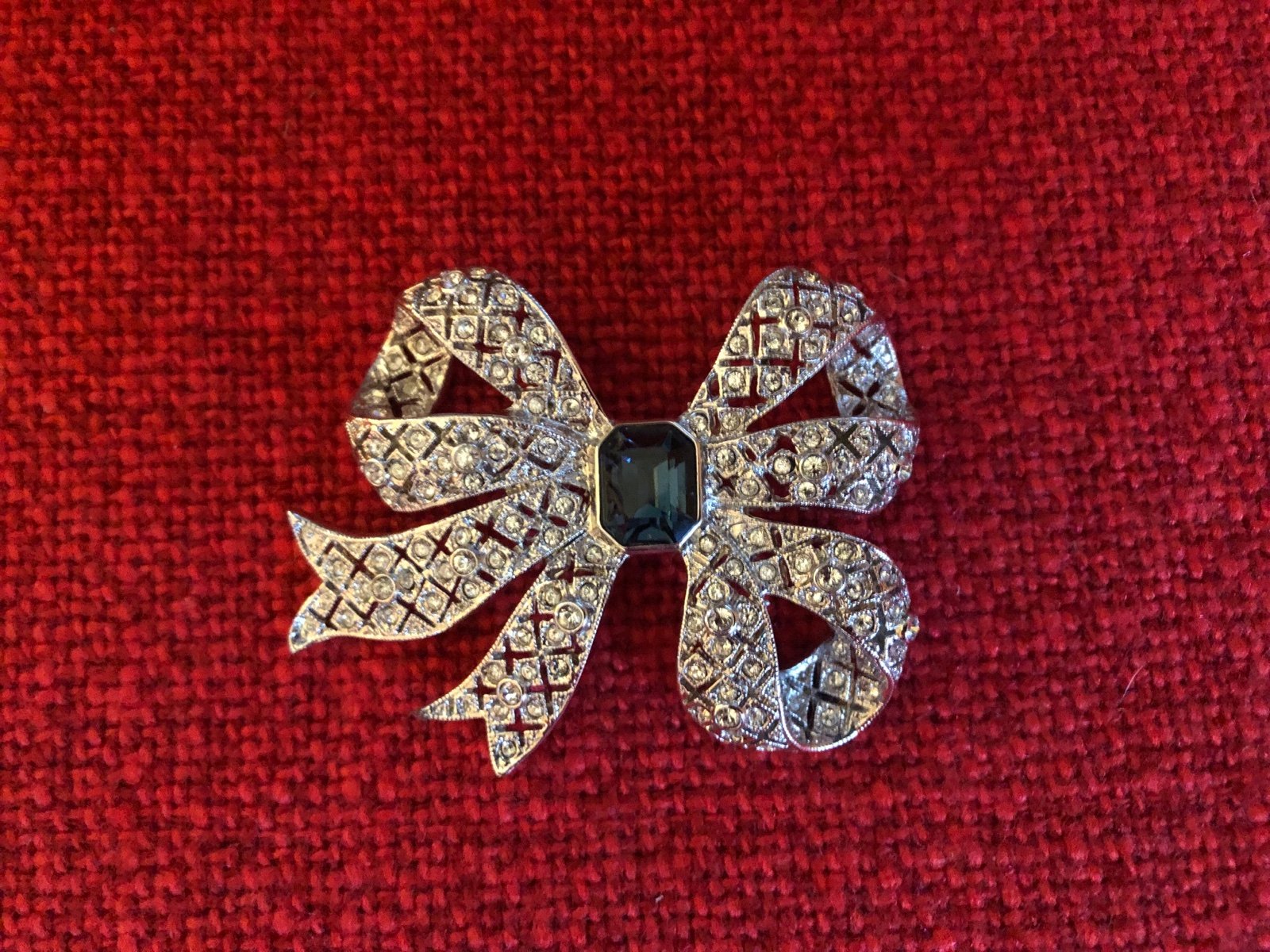 Brooch bow ribbon