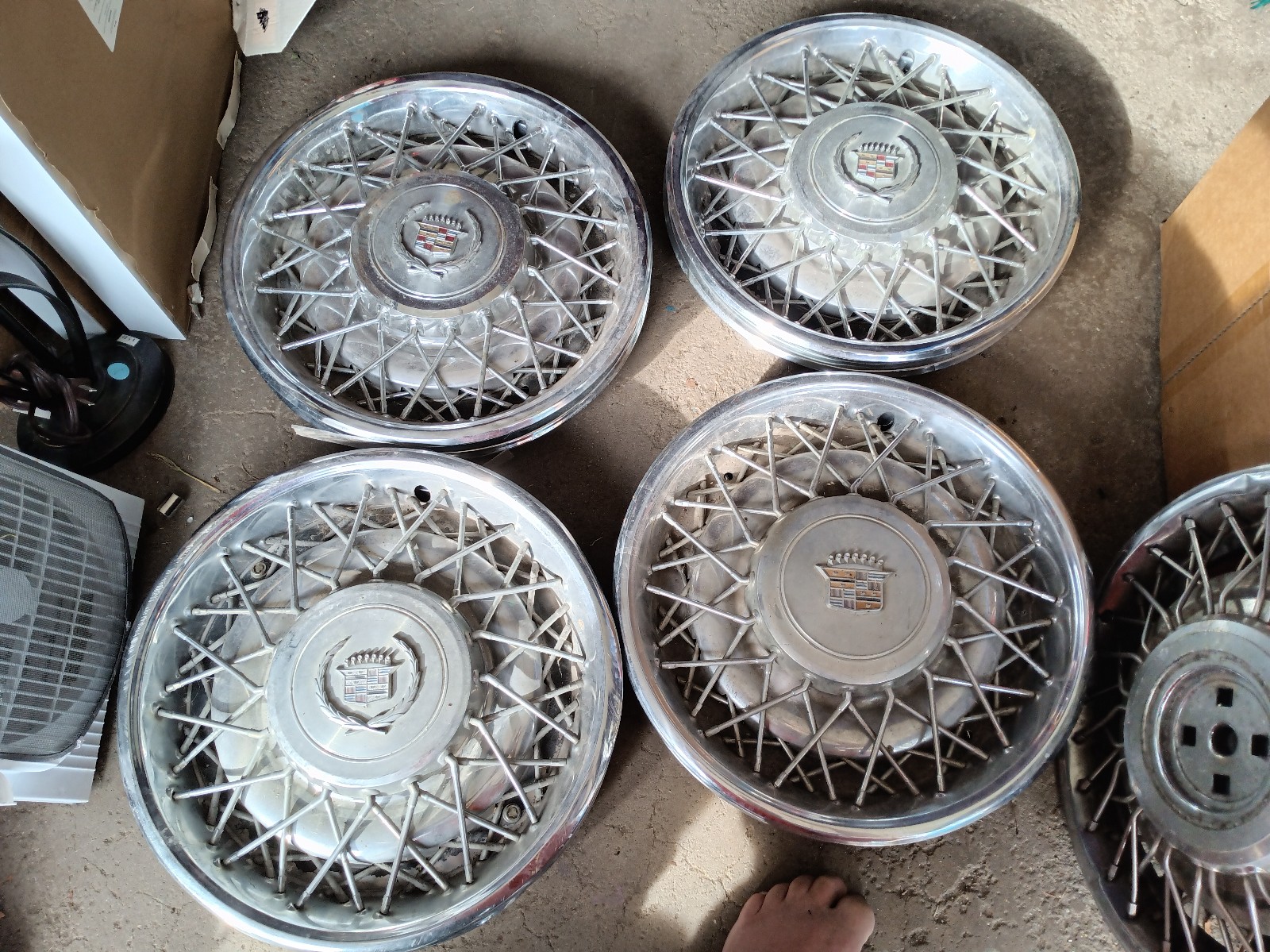 15 Cadillac wire hubcap set