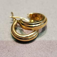 18kt ribbed huggies earrings