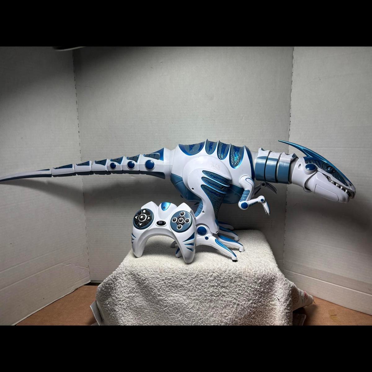 RARE 2005 WowWee Roboraptor T-Rex 32 Robot Blue and White With Remote