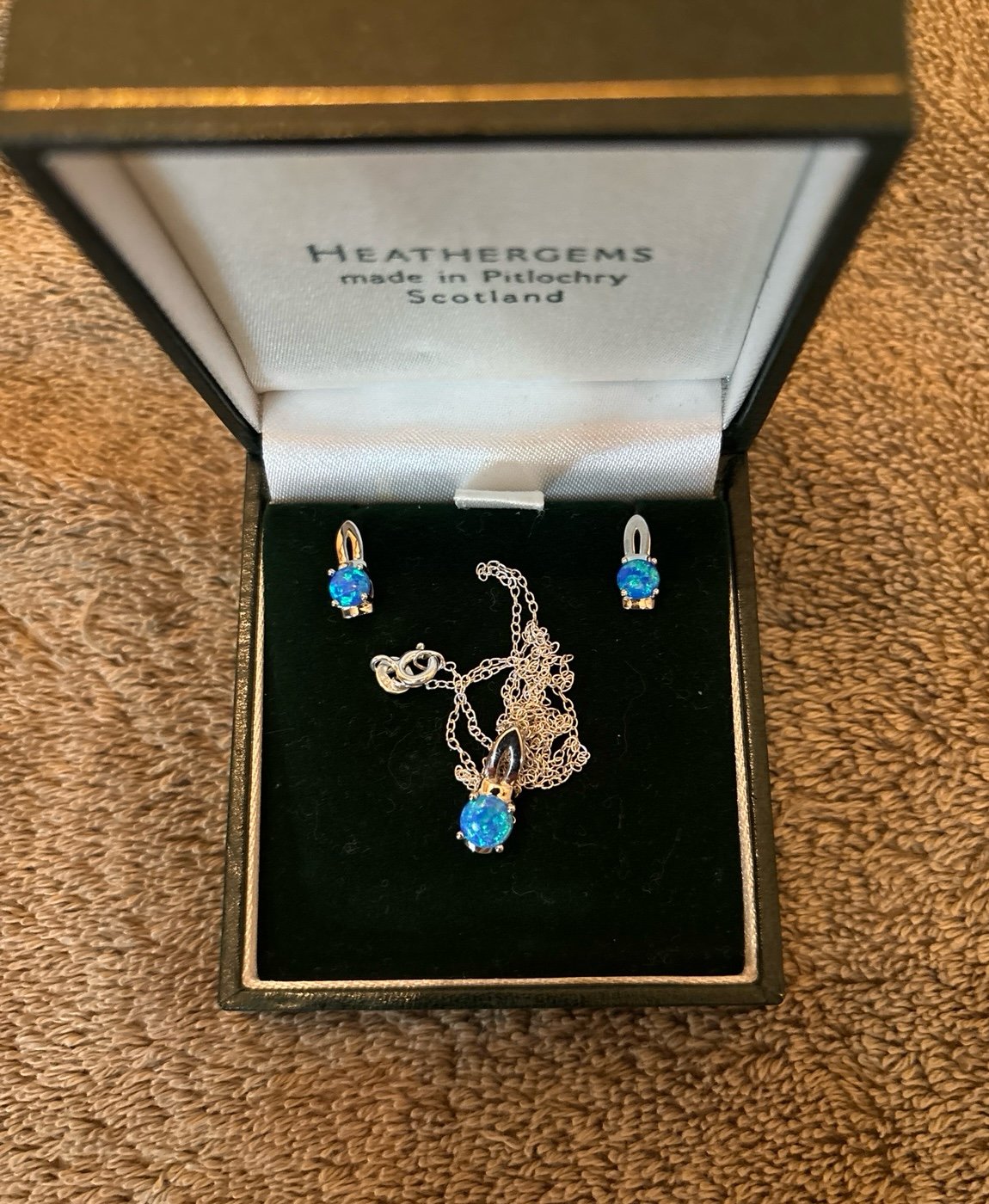 Necklace earrings set
