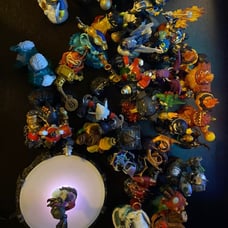 HUGE SKYLANDERS LOT. READ DESCRIPTION