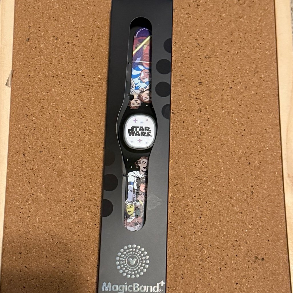 Disney Parks Star Wars women of the galaxy Magicband + New in box