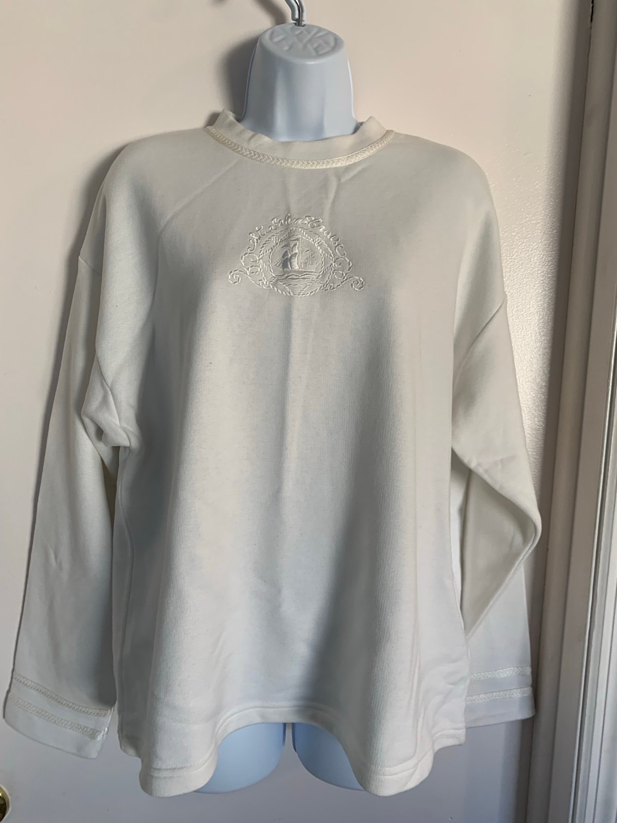 St John NWT women’s winter white sweatshirt size Medium