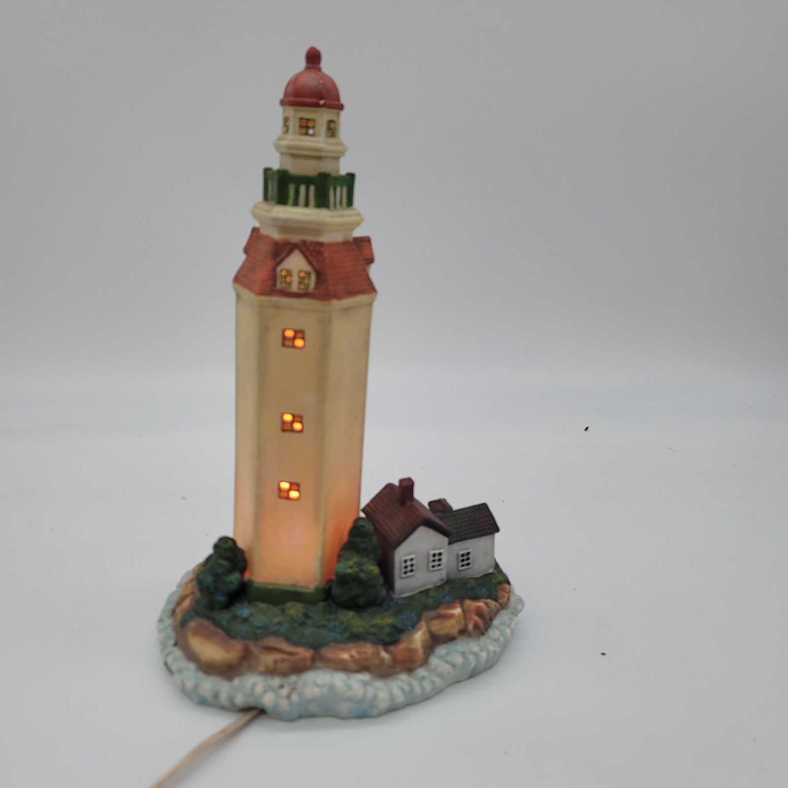 11 CERAMIC LIGHT HOUSE TABLE LAMP 7 WATT 120 V PORTABLE LAMP 60 HZ AC  11 TALL