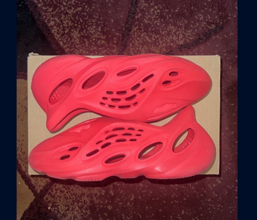Yeezy Foam rnnr “vermillion” sz 10