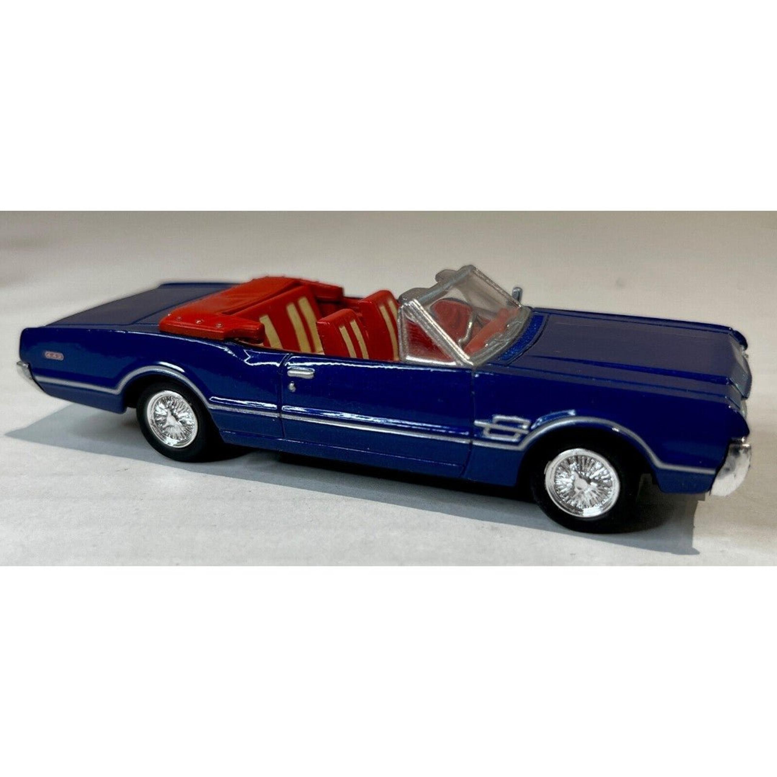 2000 New Ray 1966 OLDSMOBILE 442 Convertible With Stand