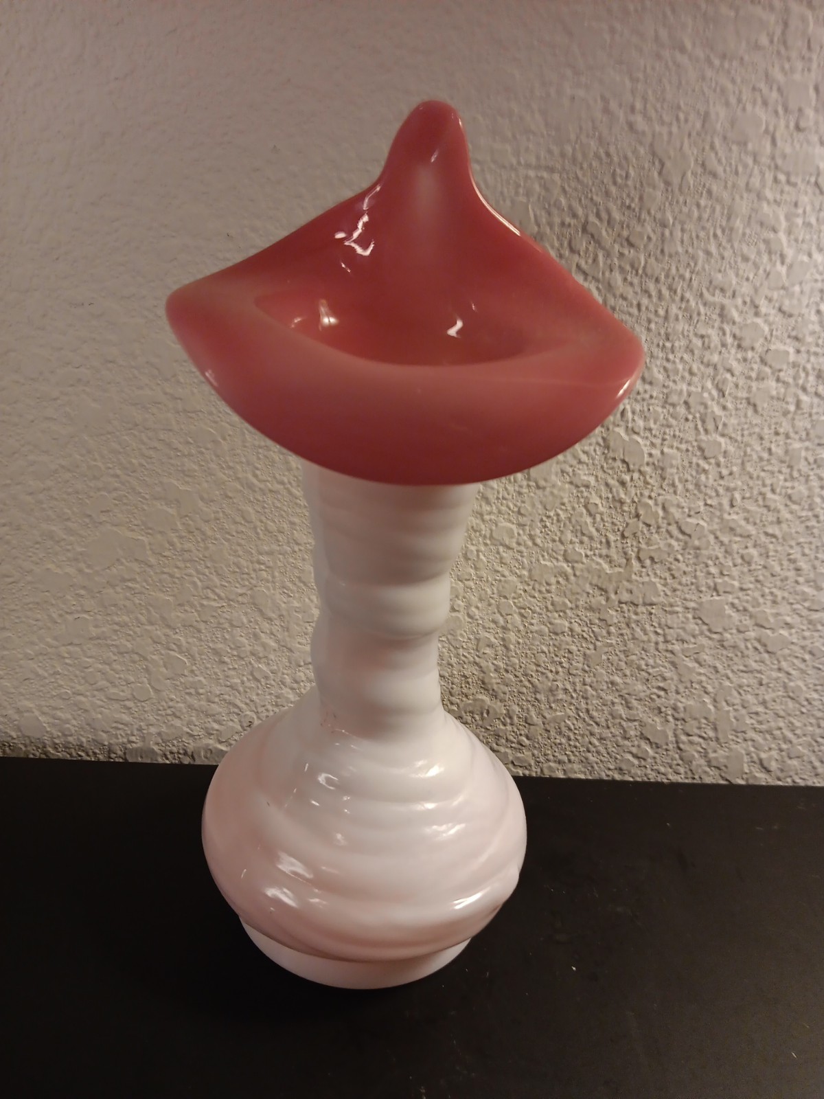 GORGEOUS VTG Fenton White and Pink Cased Glass 9 Jack in the Pulpit Vase.