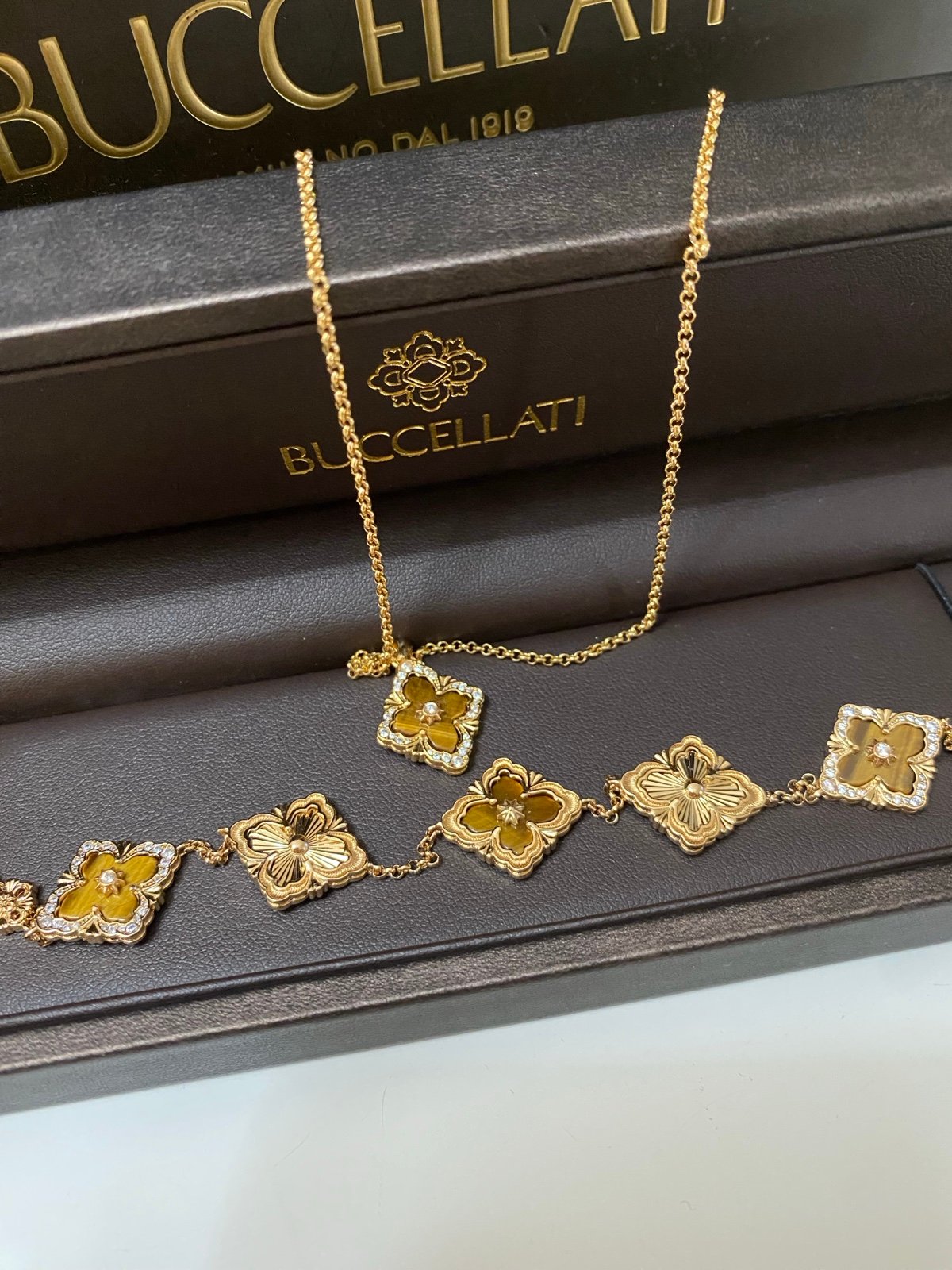 Bracelet and necklace set with box