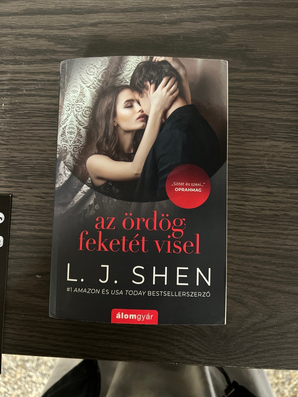 This is the German edition of The Devil Wears Black by L J Shen signed by author
