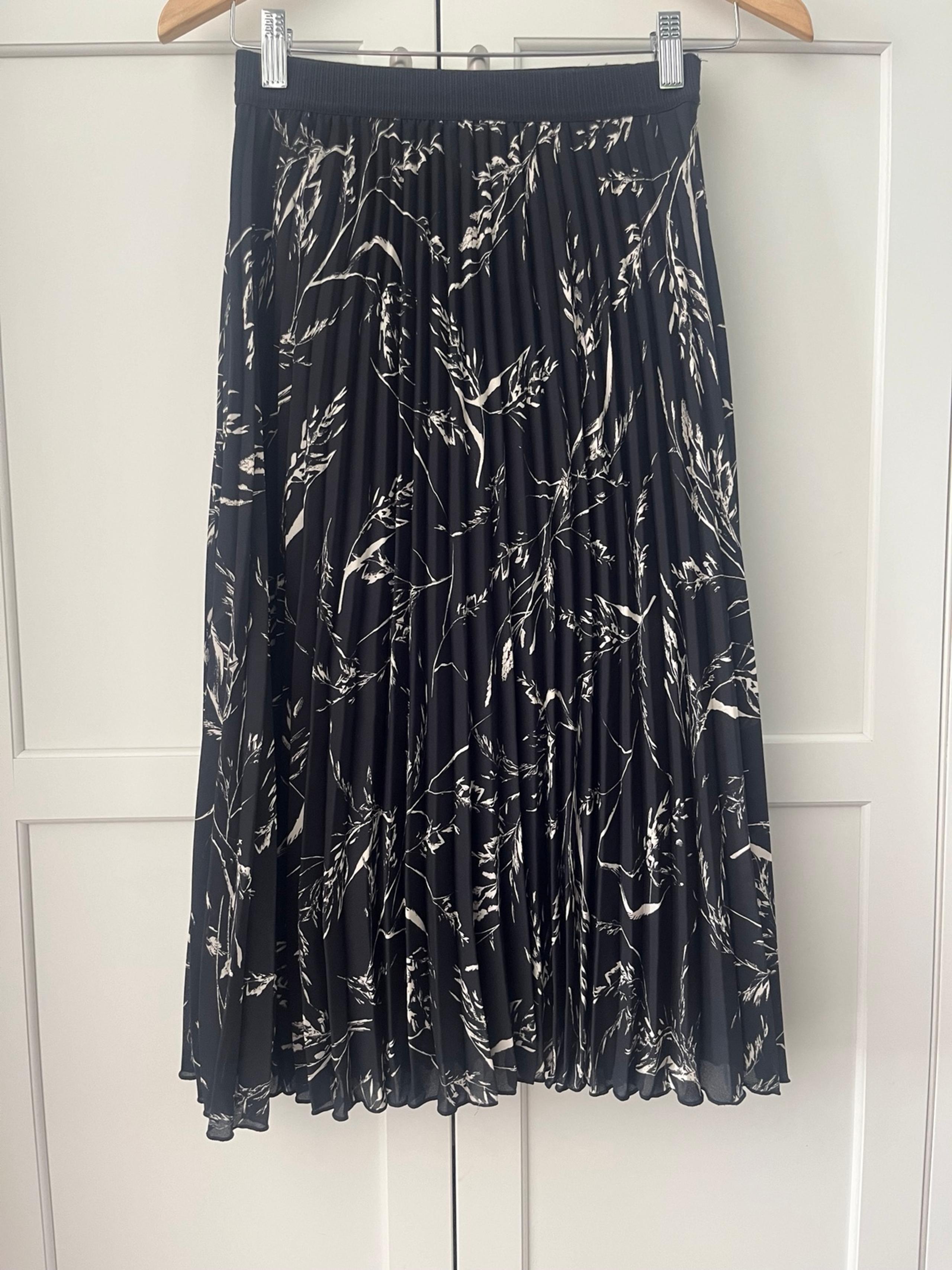 H&M Black Floral Lined Pleated Skirt Size 4 NWT