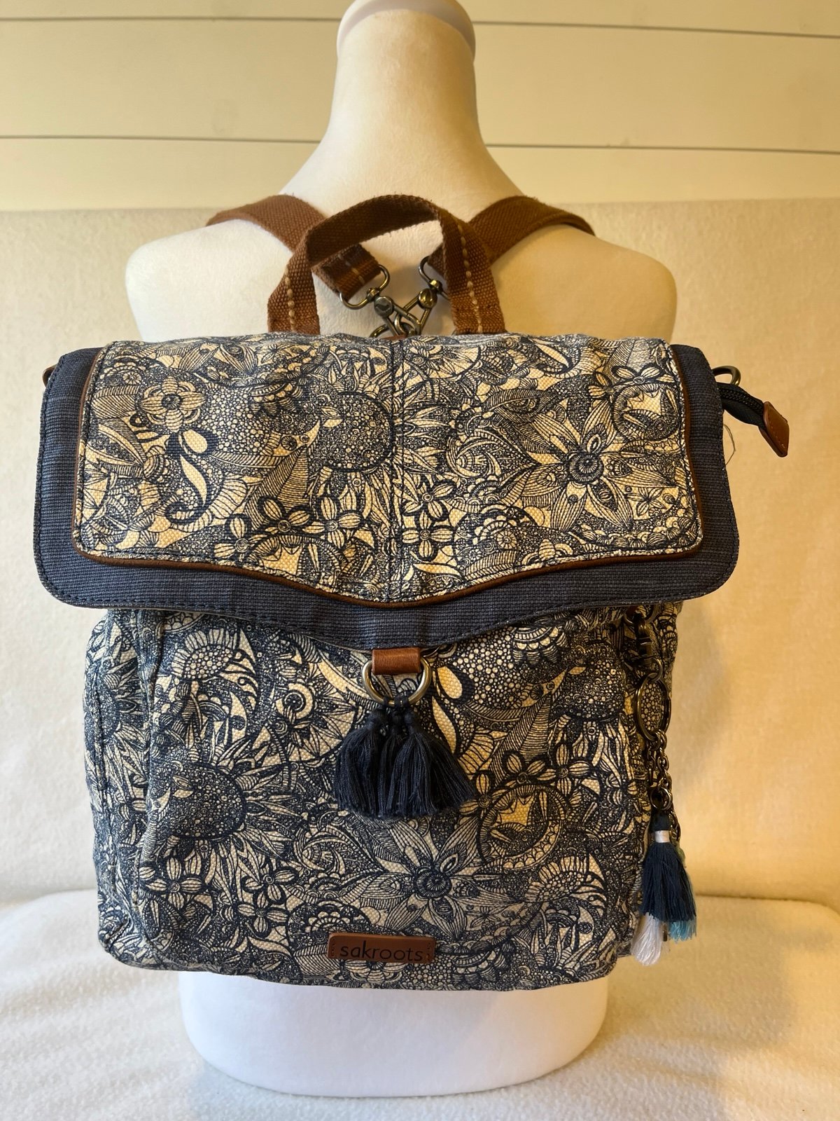SAKROOTS BACKPACK DENIM BLUE WHITE FLORAL WOMENS PURSE SHOULDER BAG TRAVEL BAG