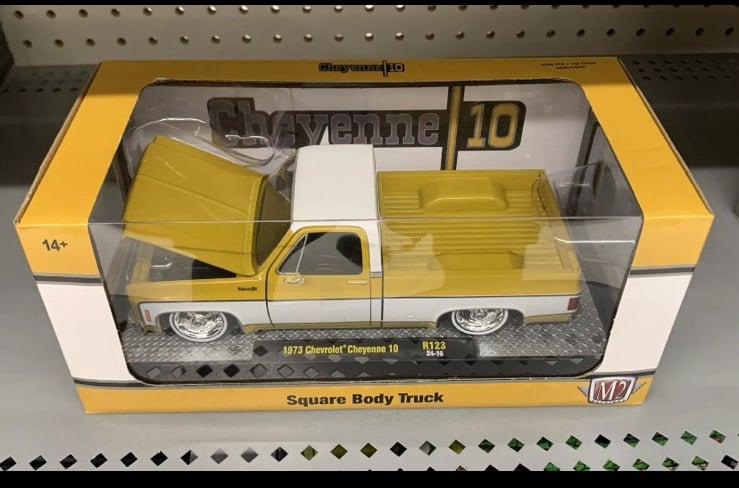 YELLOW/White M2 Machines 1:24 1973 Chevrolet Cheyenne 10 Square Body Chevy Truck