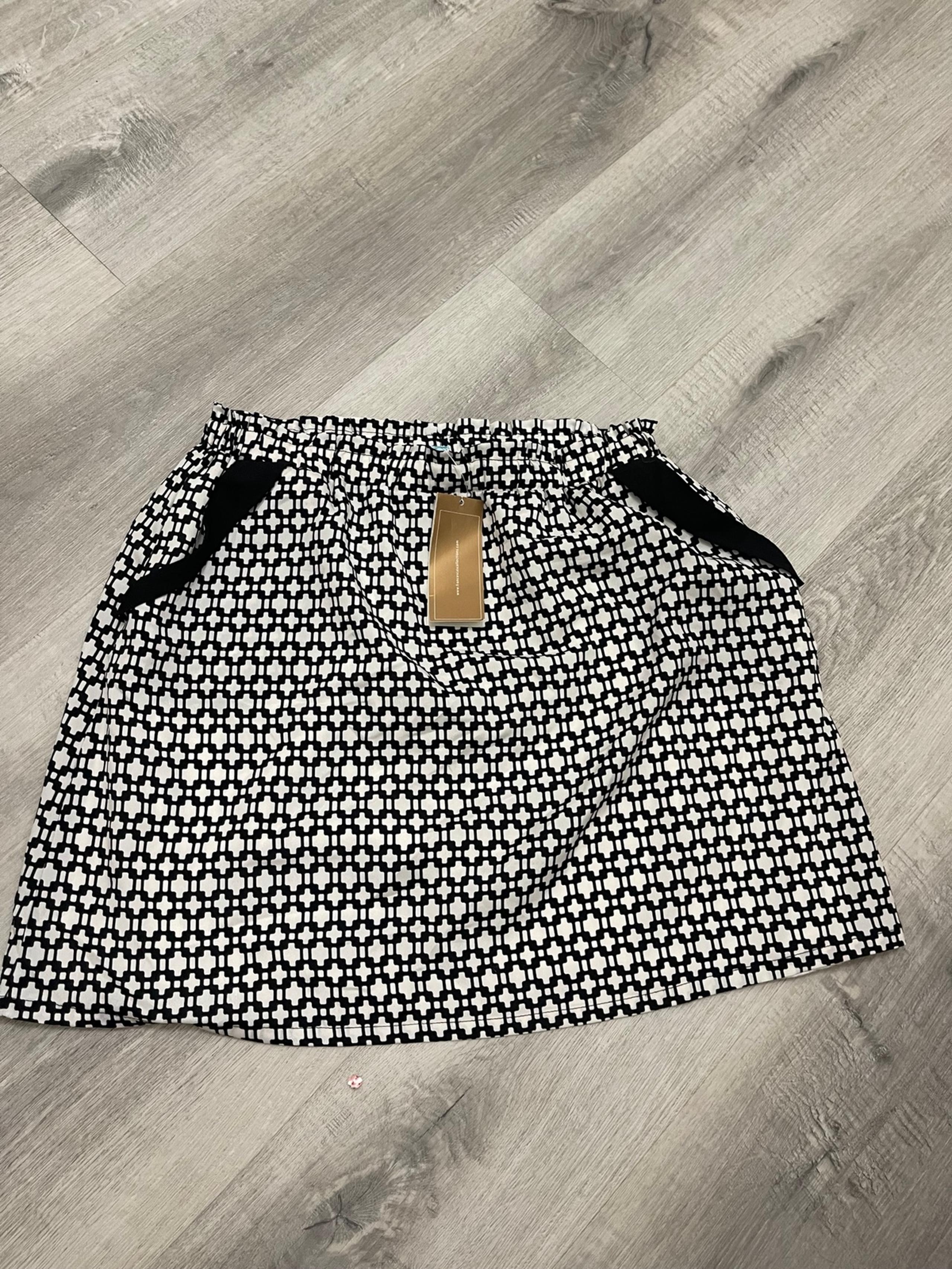 Francesca's Collections Black and White Skater Mini Skirt