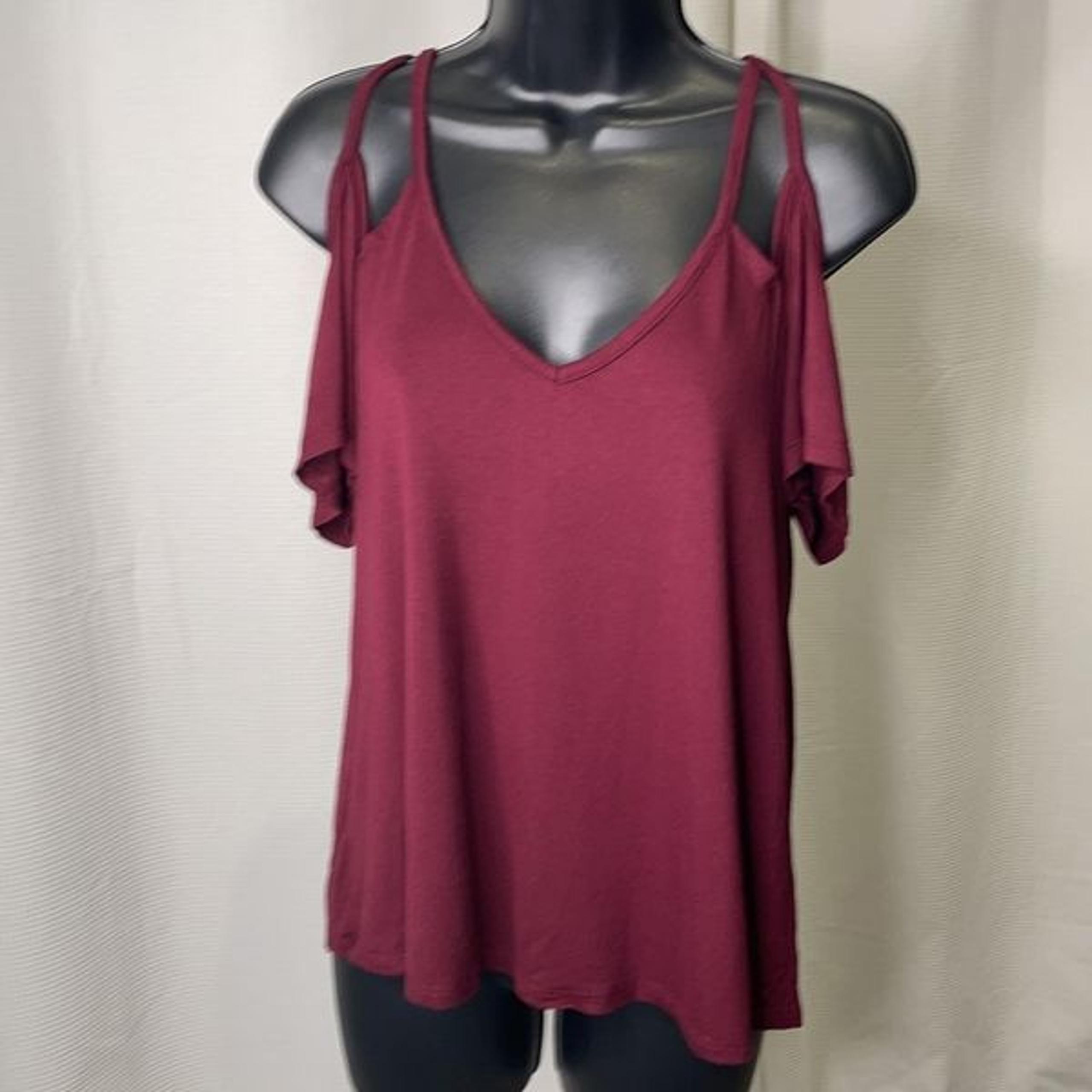 Socialite women’s cutout shoulder top size small