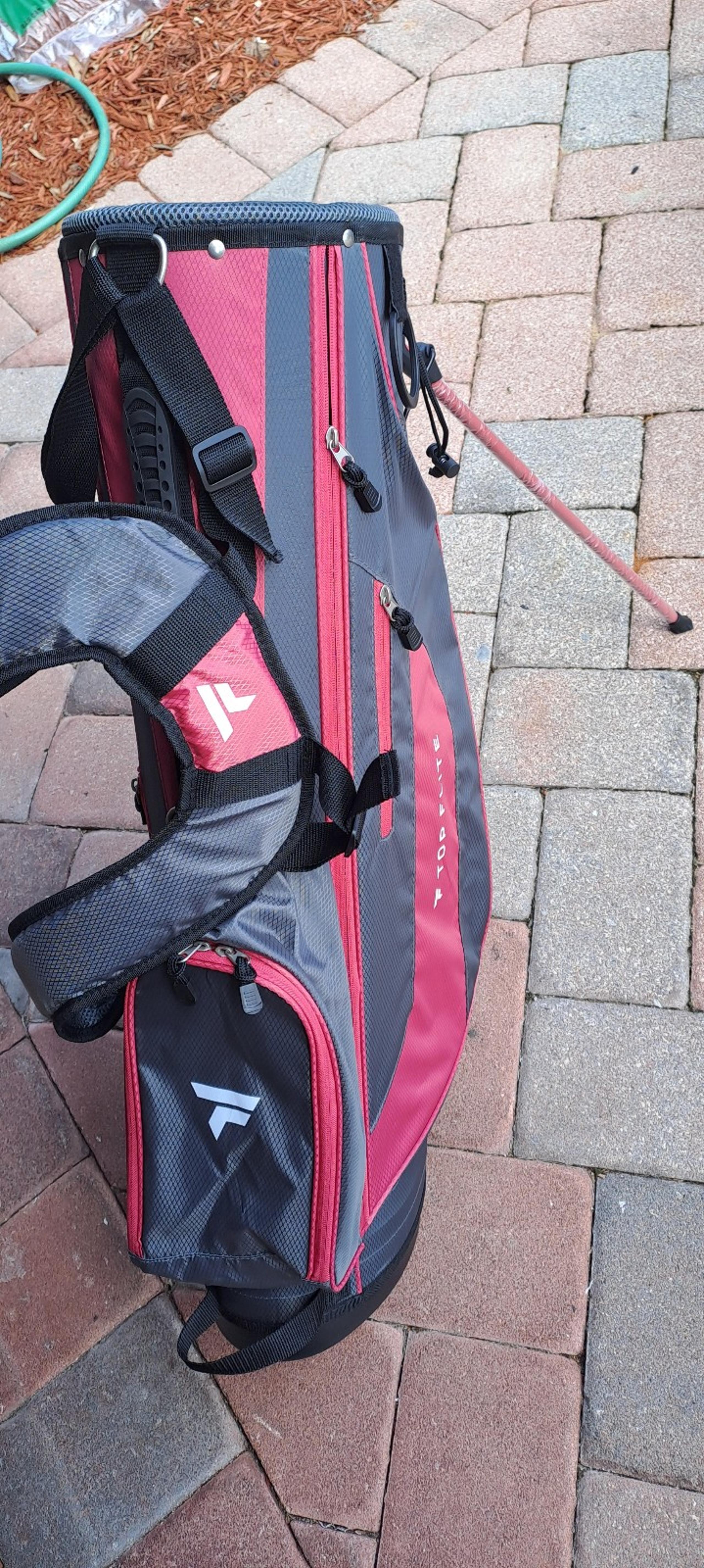 Golf stand bag TOP FLITE,  6 div shoulder strap all zippers work perfectly.  Lik