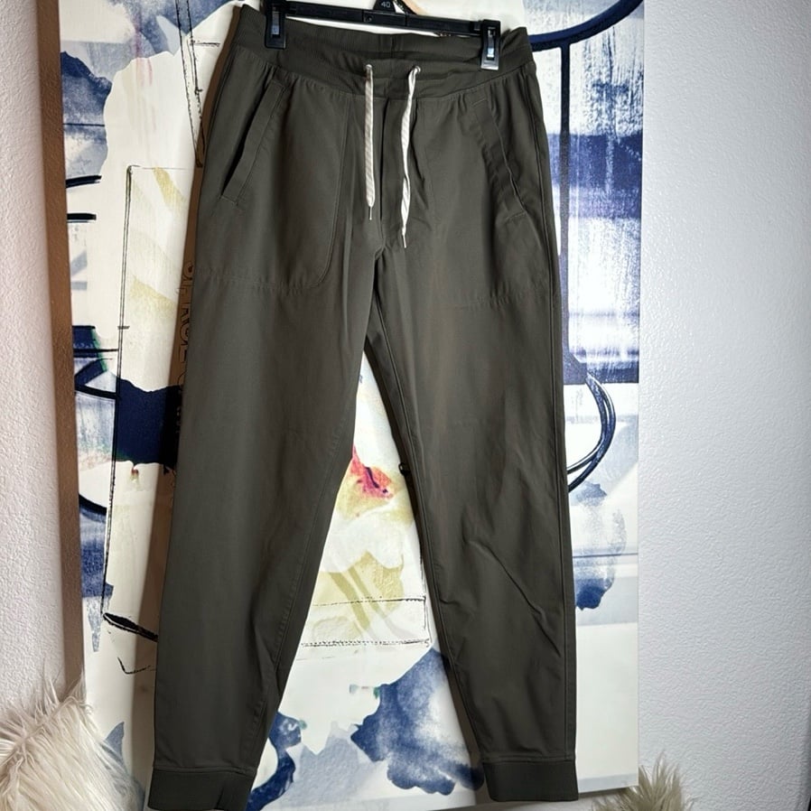 Vuori men’s joggers size M