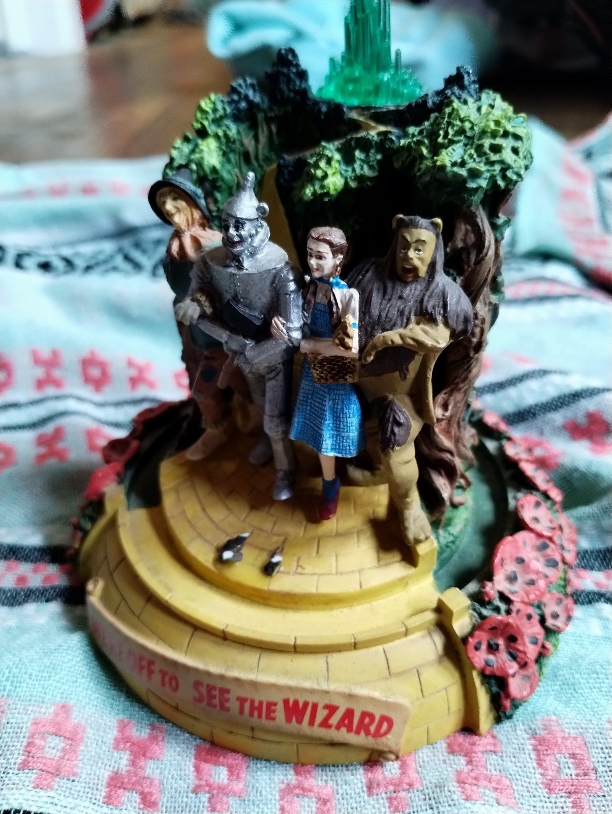 Limited edition wizard of Oz 1994 trinket
