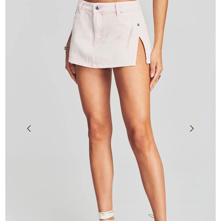 SER.O.YA LOW RISE DENIM MINI SIDE SLIT SKIRT, COLOR BLEACH PINK