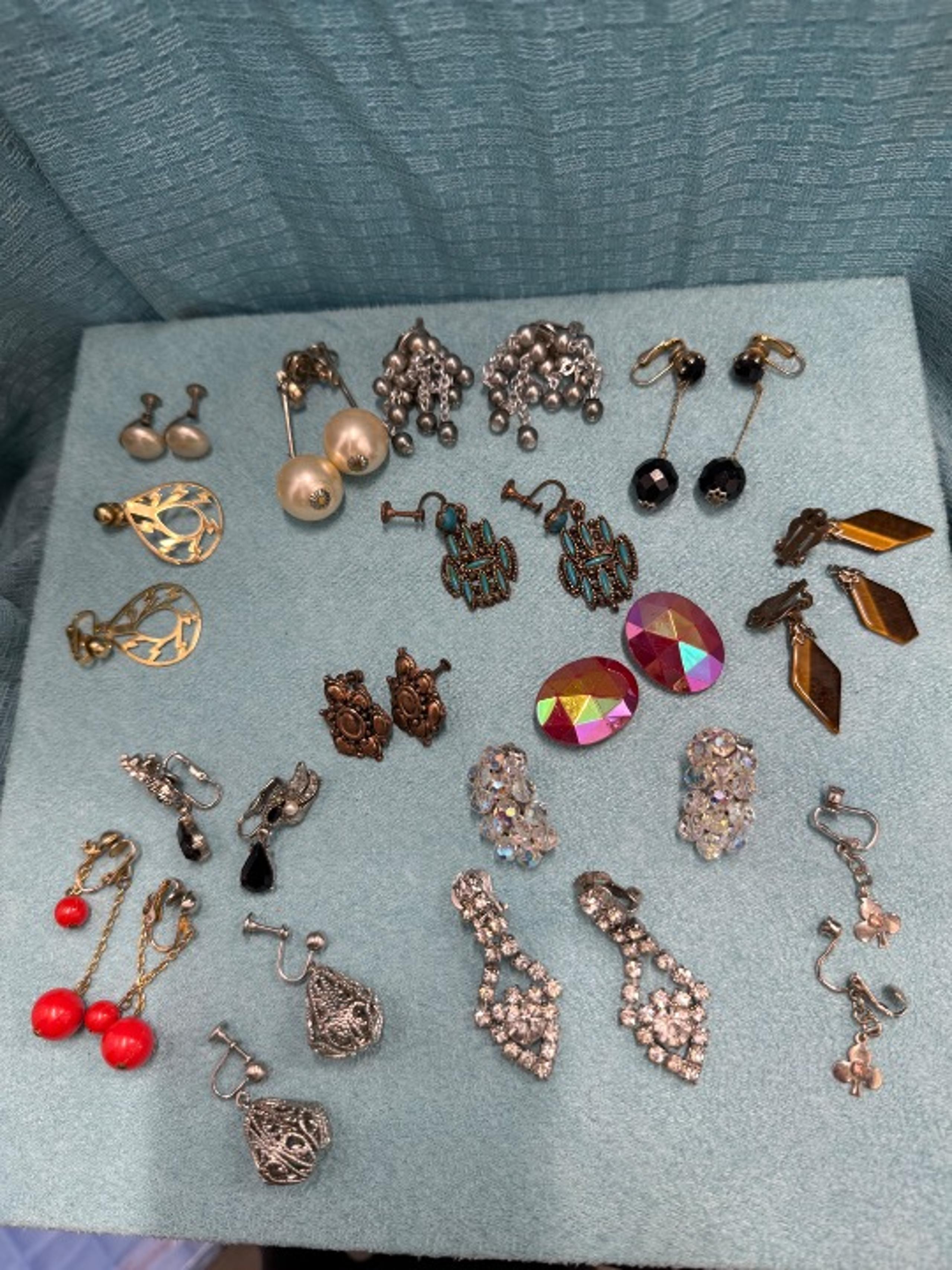 Lot: 15 PAIR CLIP-ON EARRINGS Screwback Earrings Lot EUC VINTAGE TO NOW