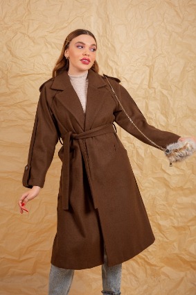 Wool coat with raglante sleeves in brown
