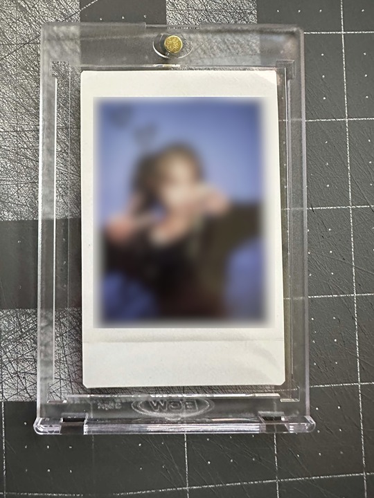 ICHILLIN' Chowon Signed Polaroid