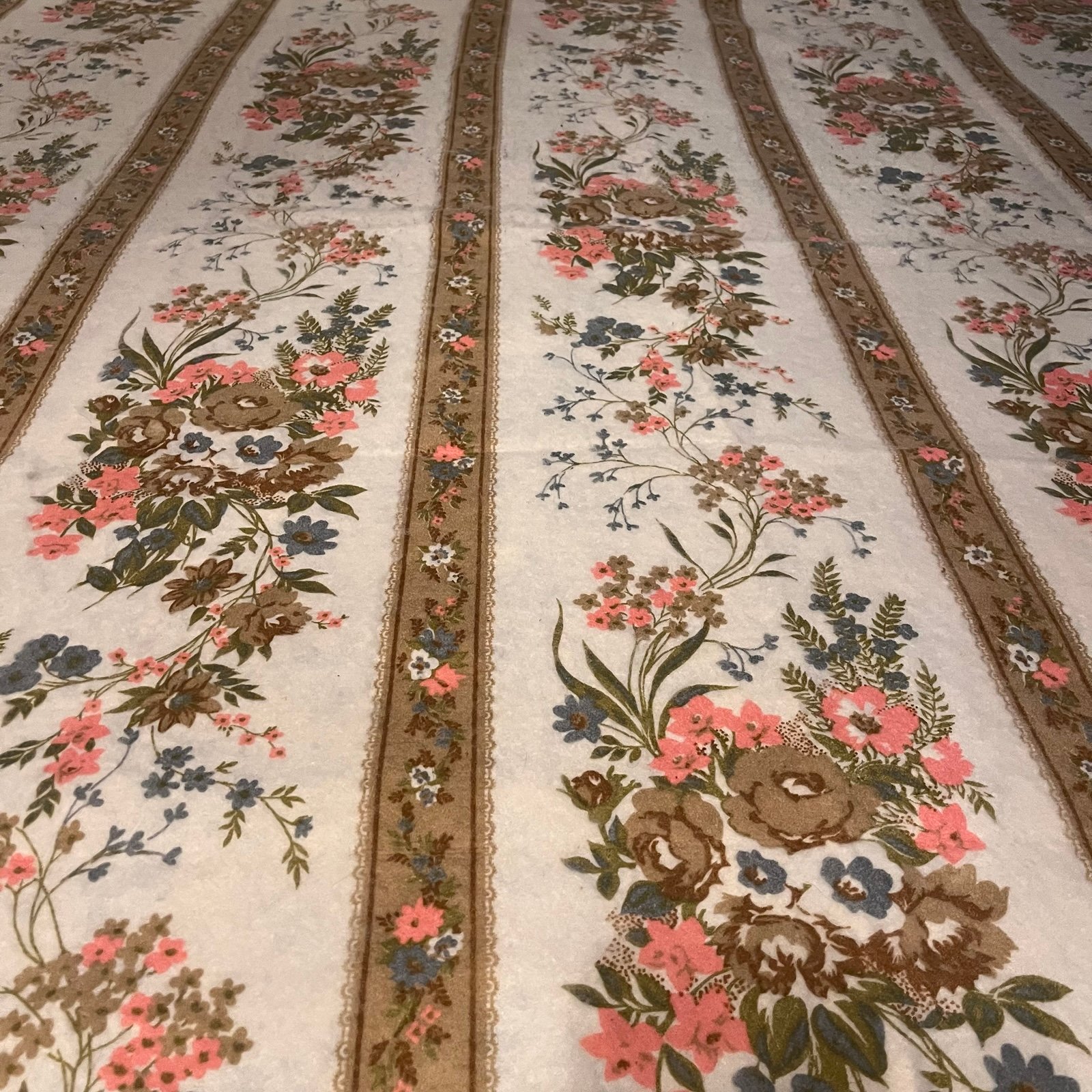 VTG St Mary’s Rose Coordinate Printed Acrylic Tan Satin Trim Blanket 69.5x90.5