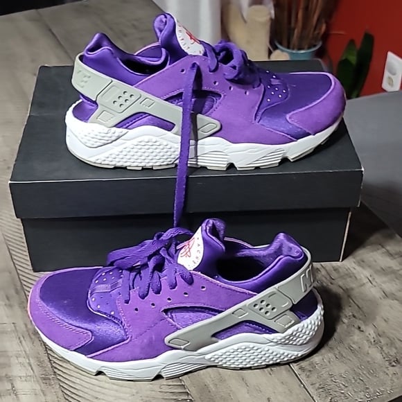 NIKE WOMANS AIR HUARACHE RUN FG PURPLE Size 9