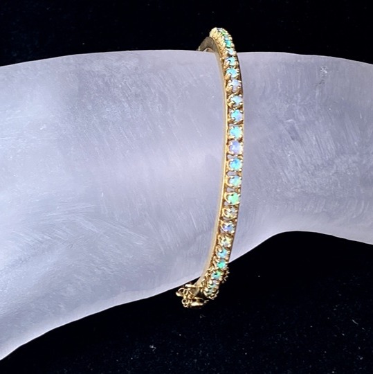 Mid-century 14K gold 2.75mm Opal Cabochons hinged bangle 13.2g 6.75 JR8387