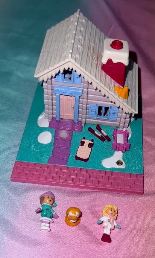 Vintage 1993 BlueBird Polly Pocket Pollyville ski lodge ski chalet USED
