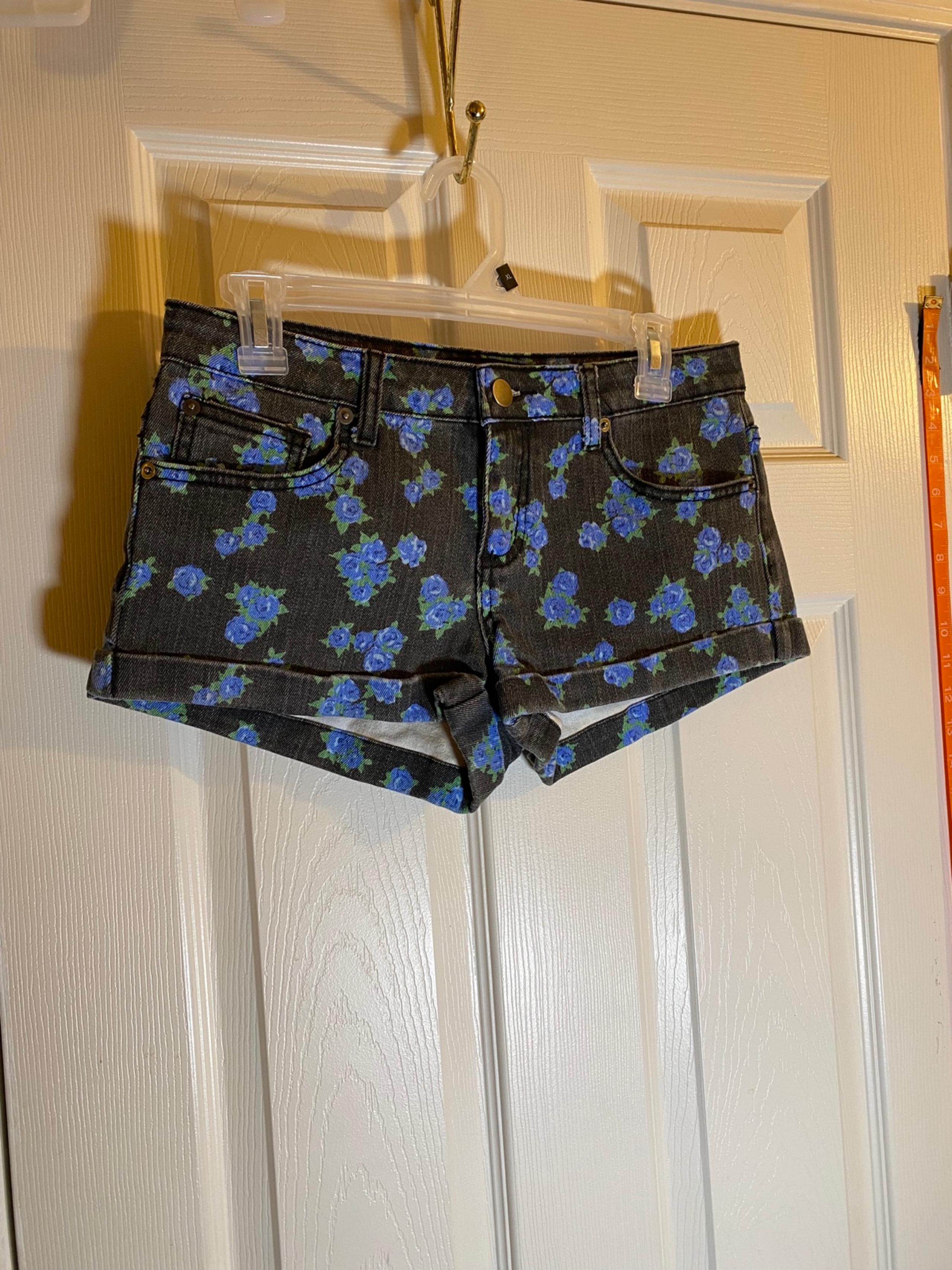 Forever 21 Women 27 Blue Flowers Floral Denim Black Short Shorts Low-Rise Cuffed