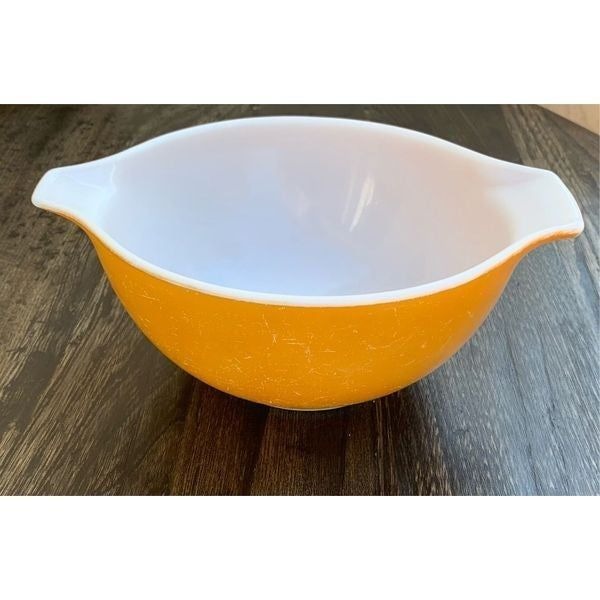 PYREX (USA) 'Daisy' Cinderella Mixing Bowl Yellow