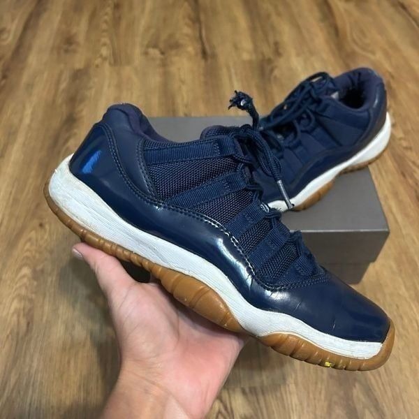 Air Jordan 11 Retro Low 'Navy Gum' lace up shoes sneakers women’s 7 = 5.5Y