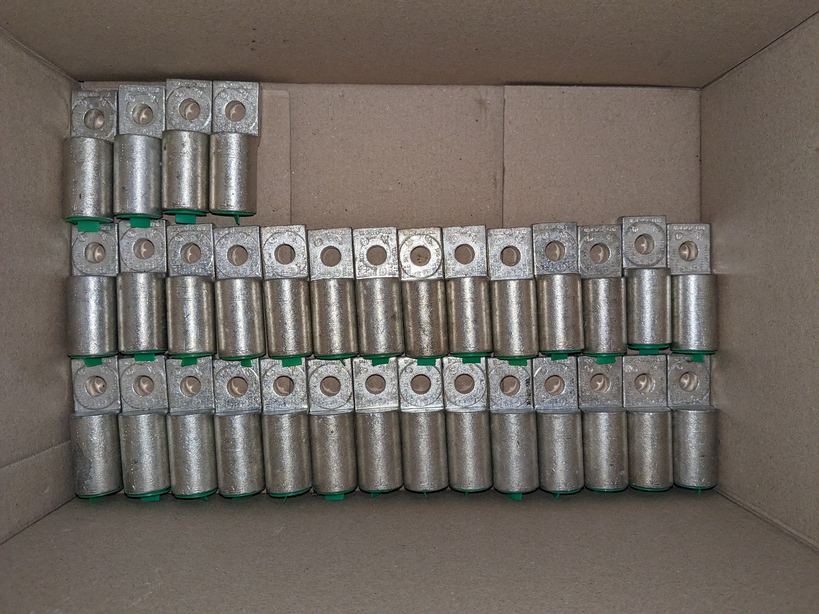 LOT OF 32 NEW SCHNEIDER VCEL-050-12H1 VCEL05012H1 LUG 2/0-500MCM ALUMINUM 1 hole
