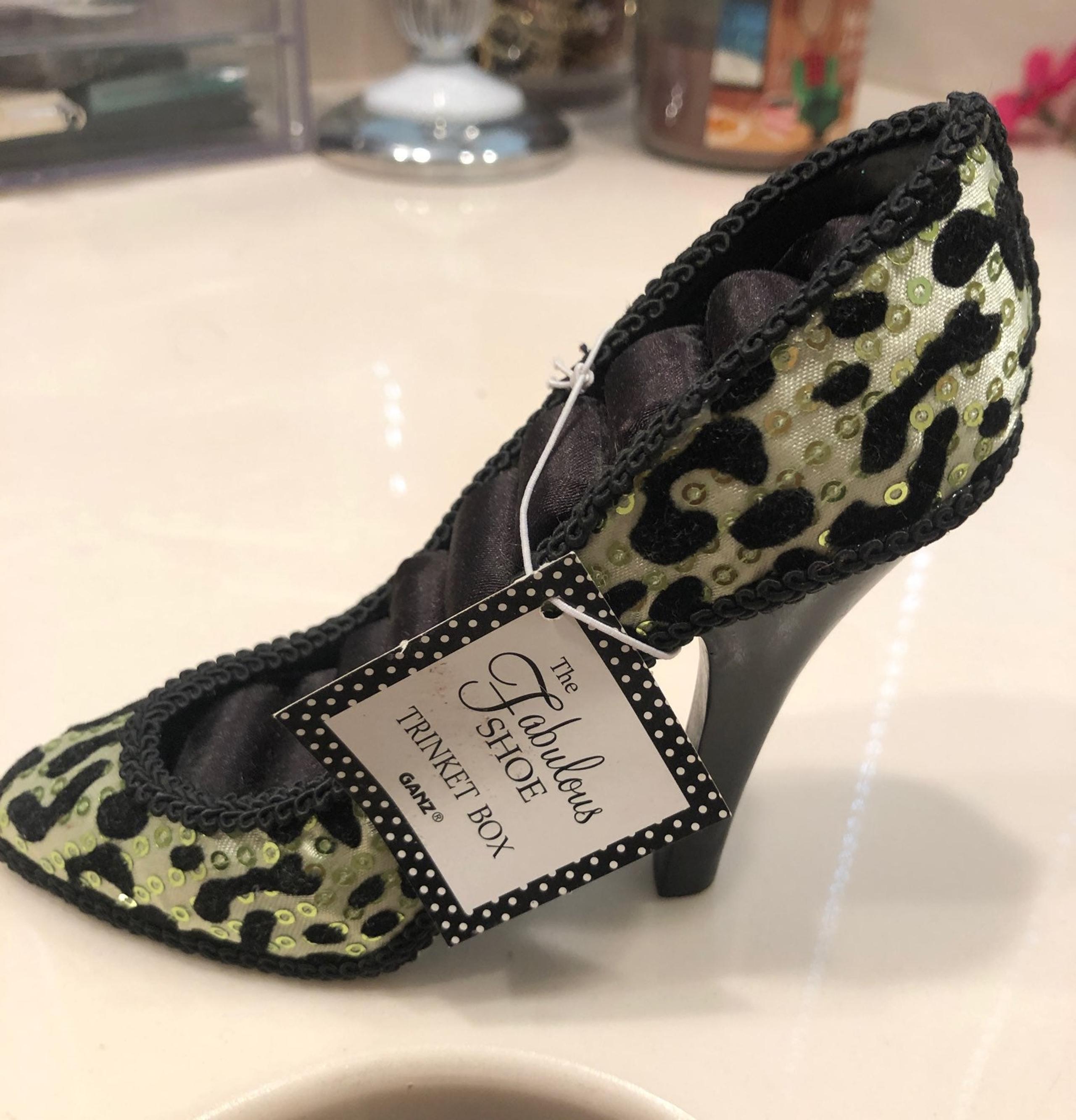 heels, ring holder