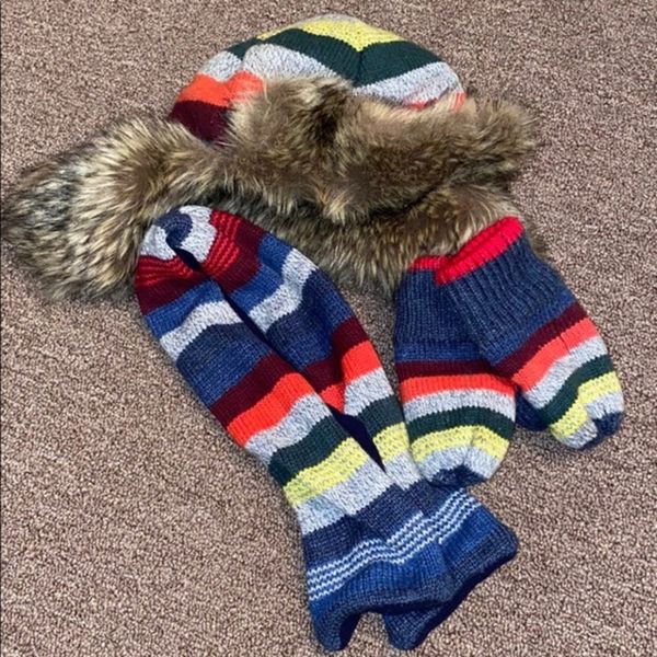 Gap hat, glove and scarf set size