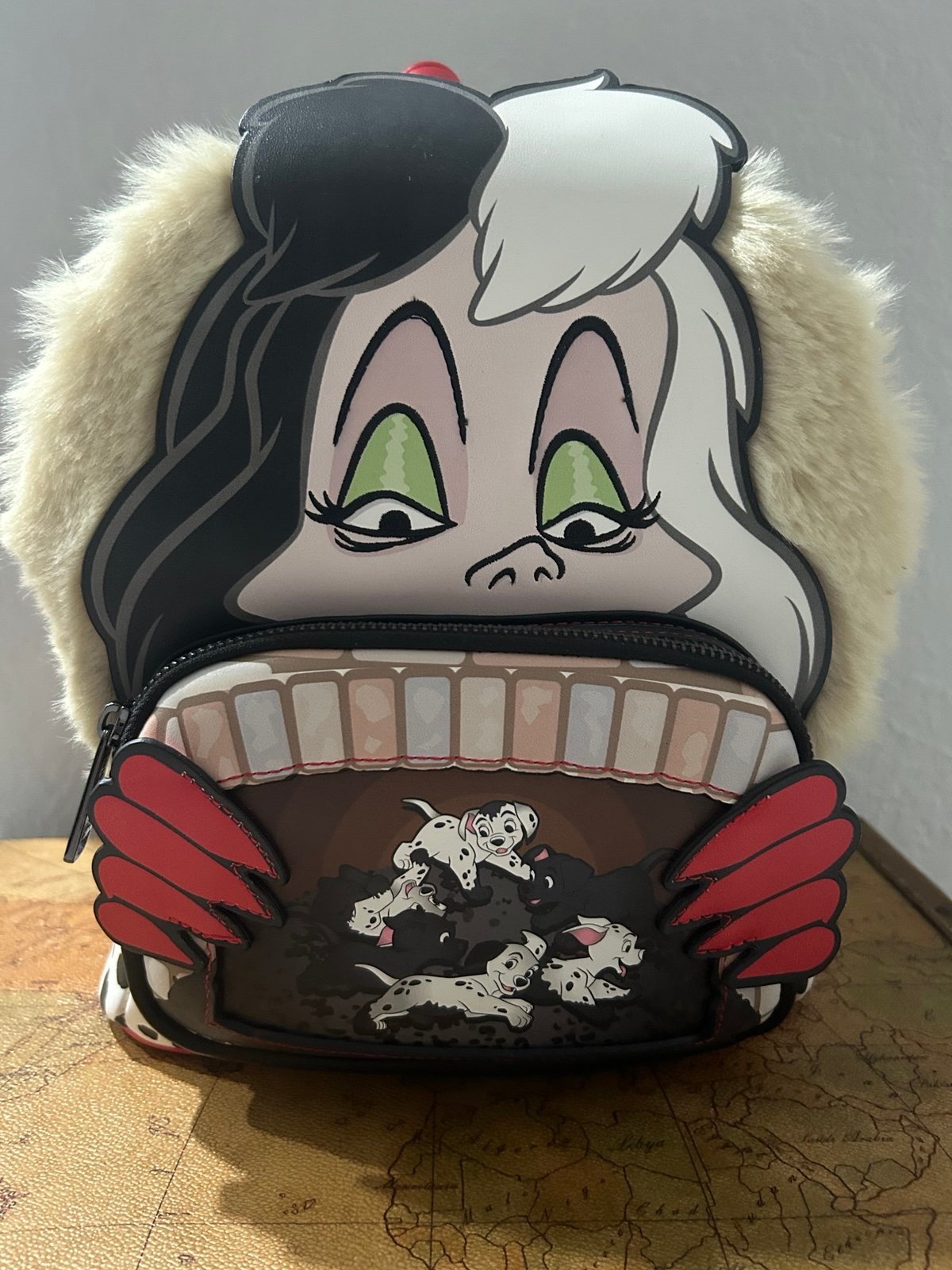101 Dalmatian Cruella lounge fly