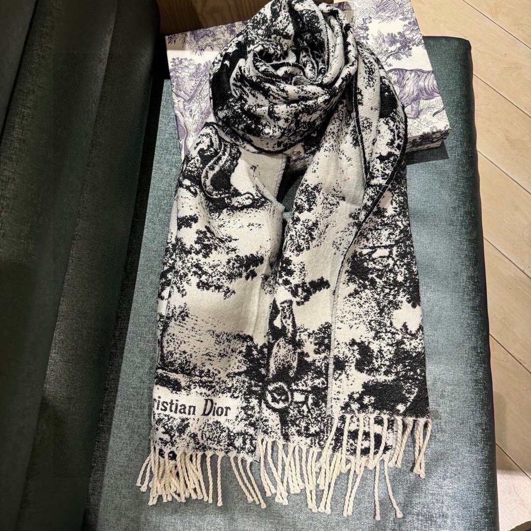Reversible design printed scarf
