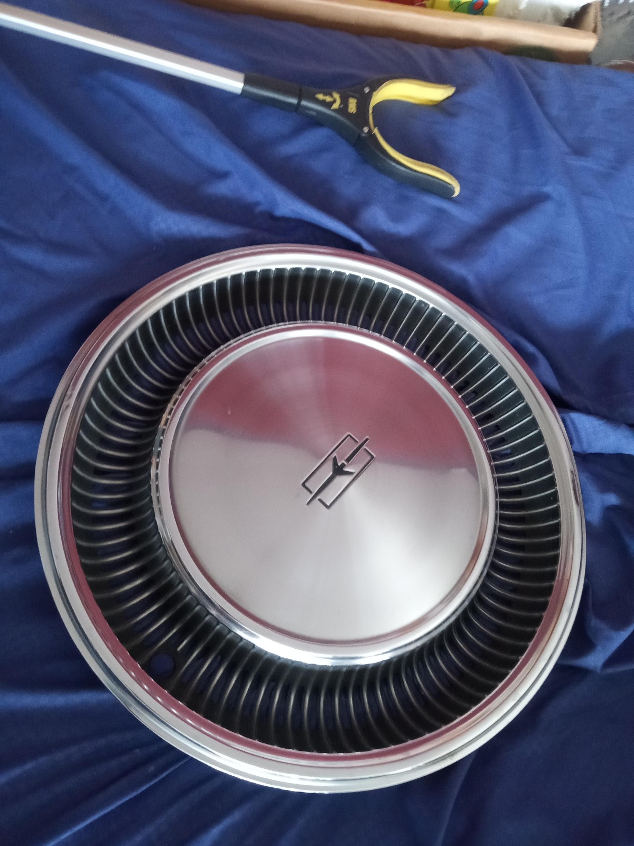 15" Oldsmobile delta 88 hubcap